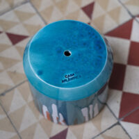 Ugo – Blumentopf aus Ton mit Untersetzer, blau glasiert, Ø 18 cm, handgefertigt in Portugal