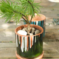 Ugo – Blumentopf aus Ton mit Untersetzer, grün glasiert, Ø 18 cm, handgefertigt aus Portugal