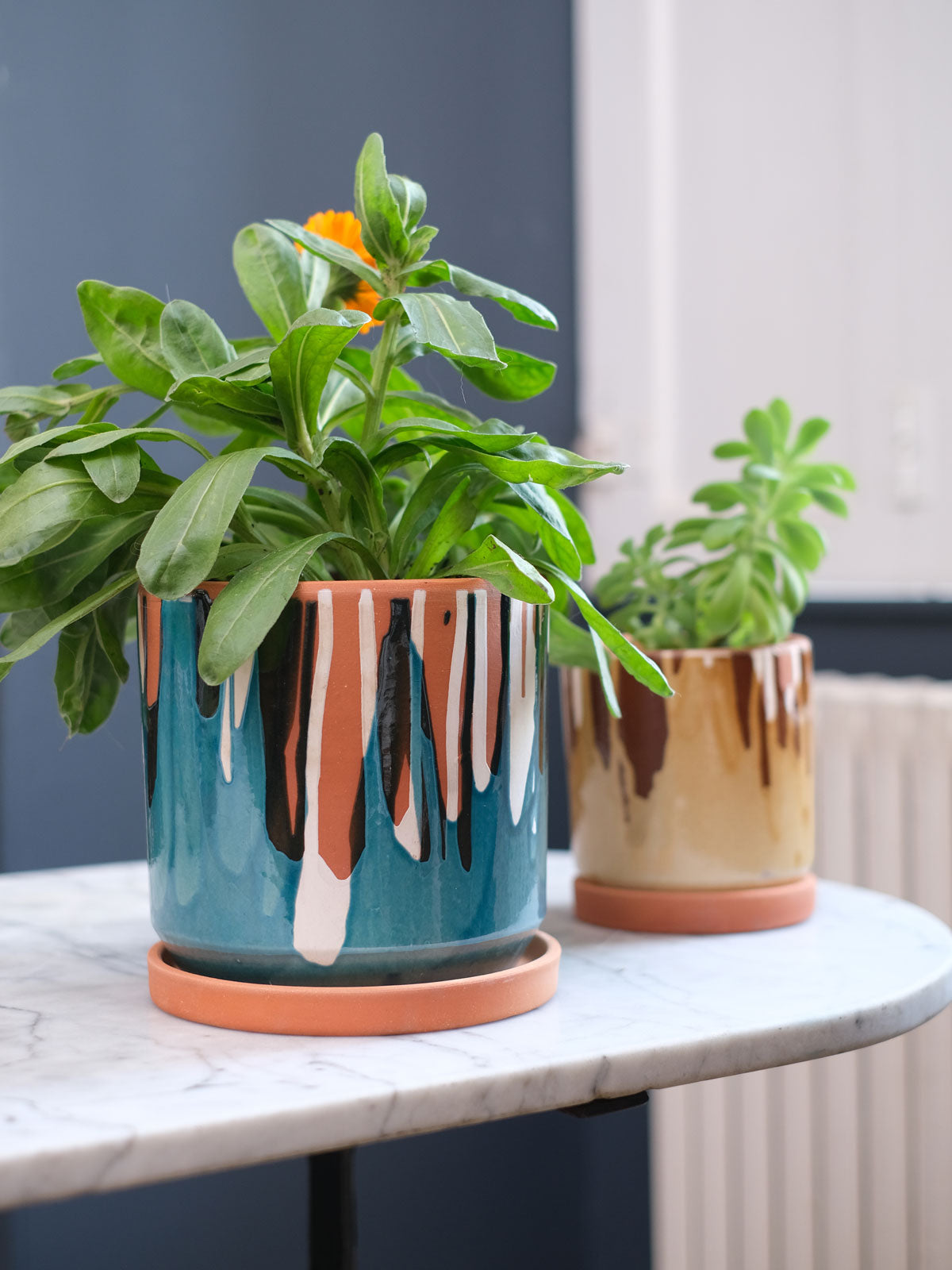 Ugo – Blumentopf aus Ton mit Untersetzer, blau glasiert, Ø 18 cm, handgefertigt in Portugal