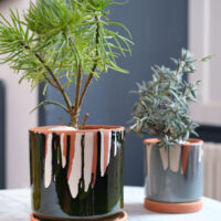 Ugo – Blumentopf aus Ton mit Untersetzer, grün glasiert, Ø 18 cm, handgefertigt aus Portugal