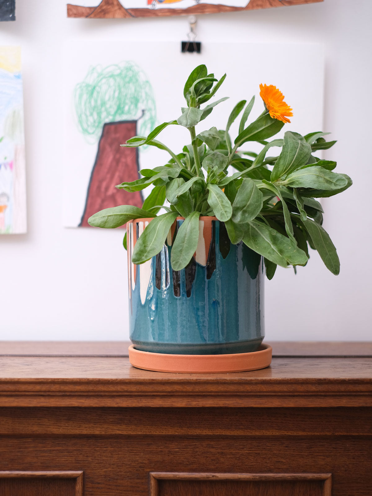 Ugo – Blumentopf aus Ton mit Untersetzer, blau glasiert, Ø 18 cm, handgefertigt in Portugal